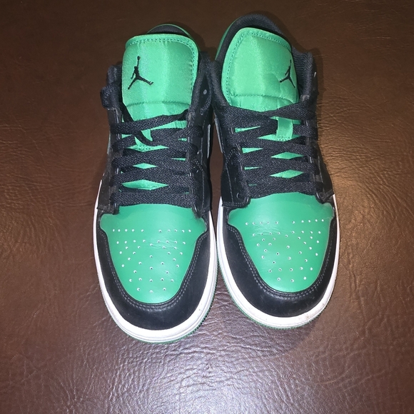 $100 - Fairly New Authentic Jordan 1's - Men: 8 M - Picture 5 of 11